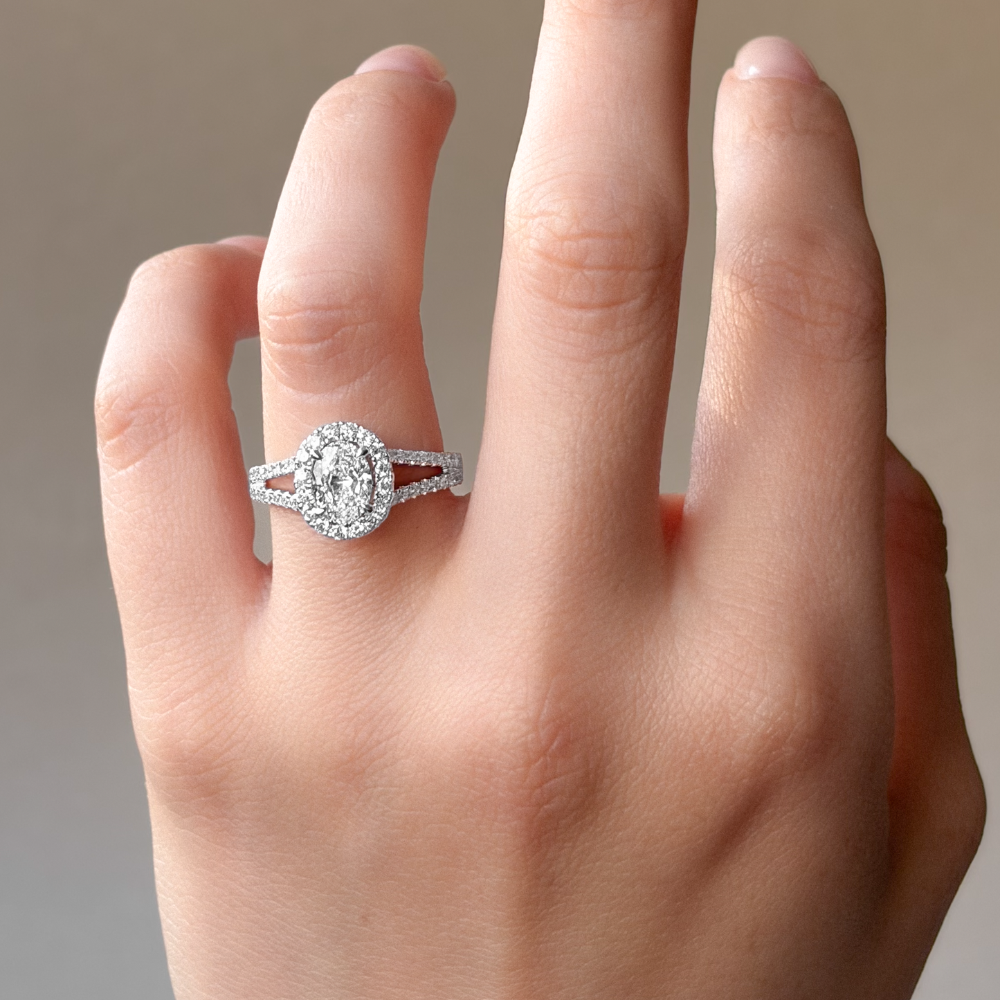 18KWG 無色D 天然ダイヤモンドリング 1.5ct オーバルカット