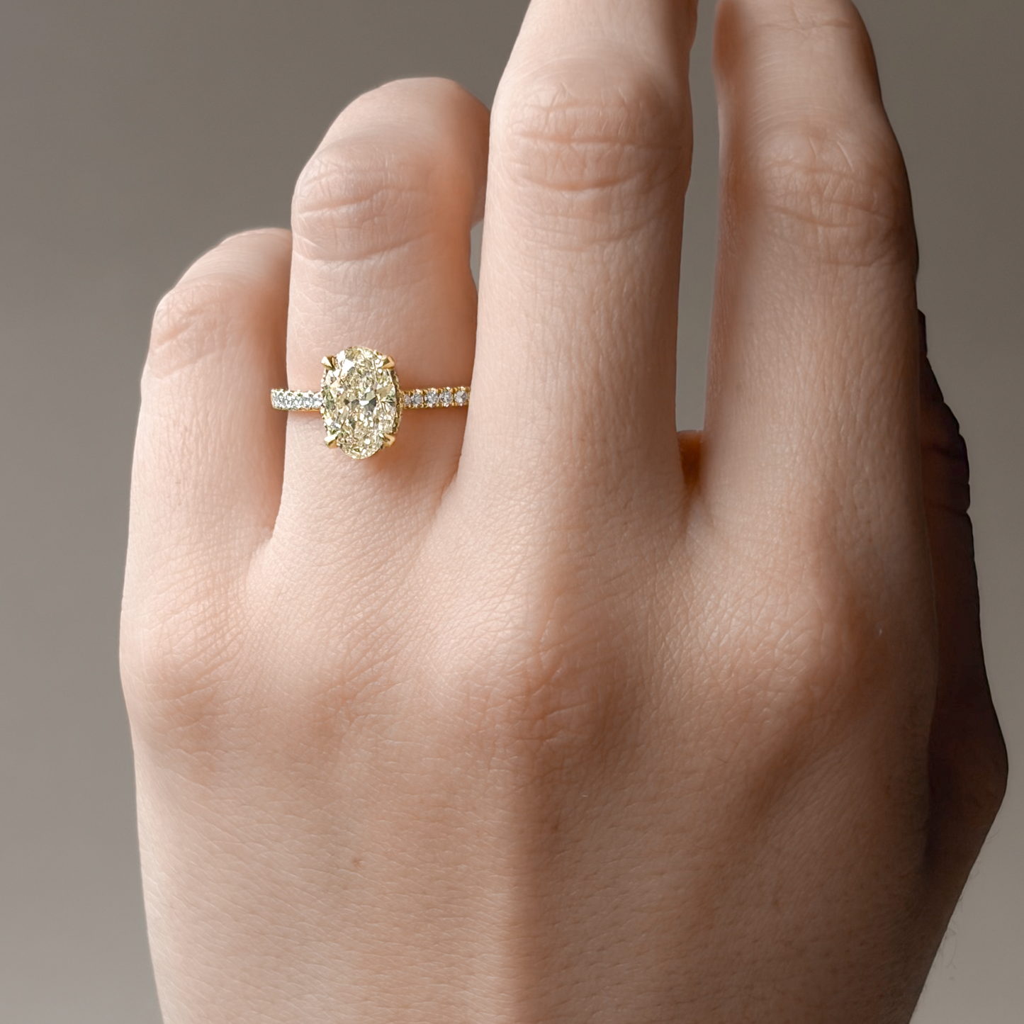 18K Oval-cut Very Light Yellow Diamond Ring - 1.787ct
