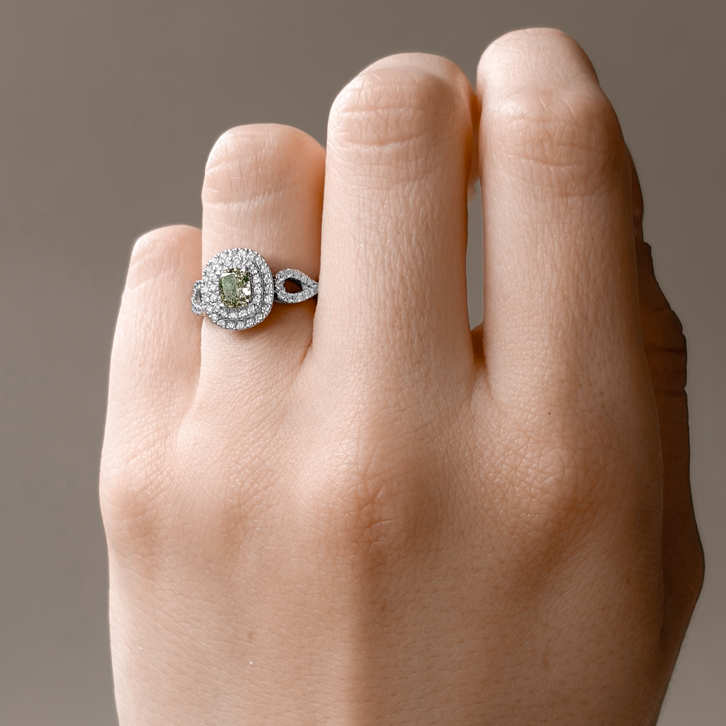 PT900 グリーンダイヤモンド リング 1.29ct Fancy Light Greenish Yellow SI2 クッション