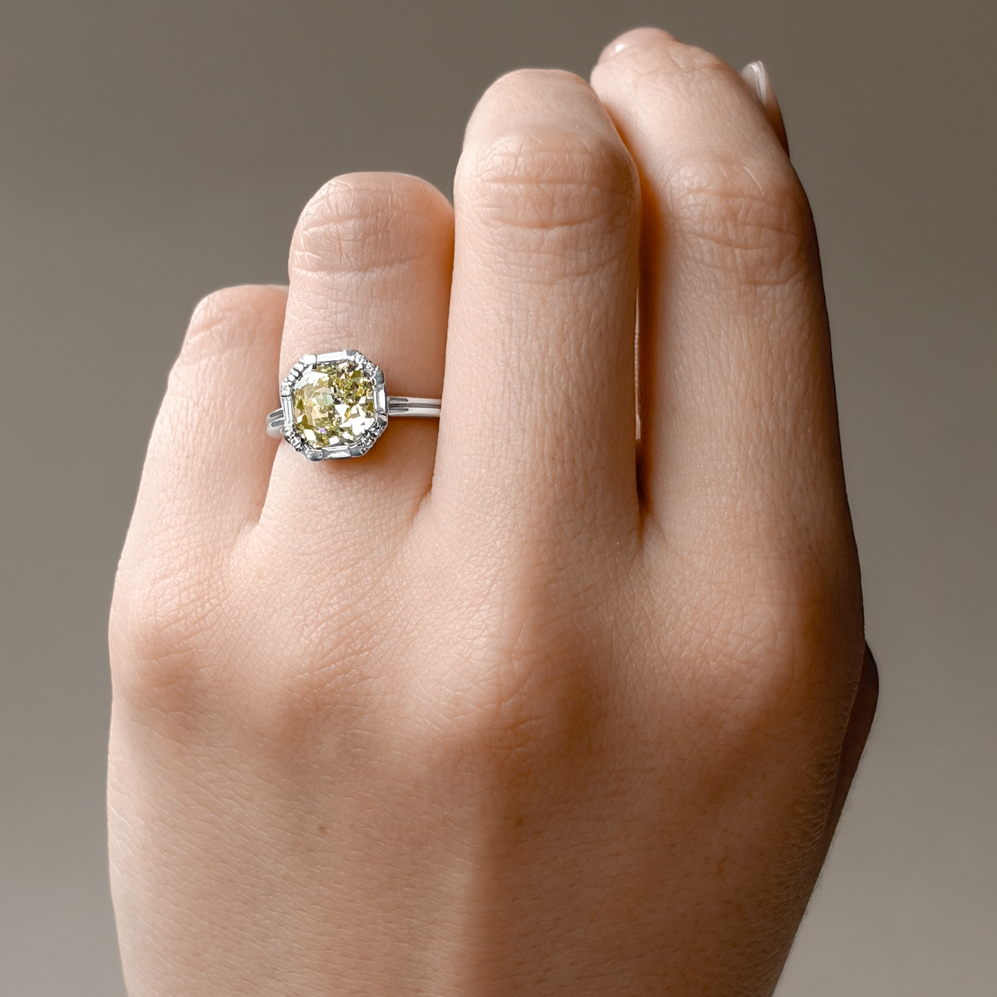 PT900 イエローダイヤモンドリング 2.21ct Fancy Light Yellow SI1 オクタゴン